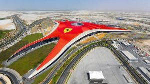 Geschwindigkeitsrausch in Abh Dhabi: Der Ferrari-Freizeitpark steckt unter einer roten Hülle. Foto: FTI