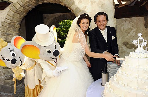 Feiern mit den Europa-Park-Mäusen: Miriam Ivancan und ihr Frischvermählter Michael Mack. Foto: Europa-Park Rust