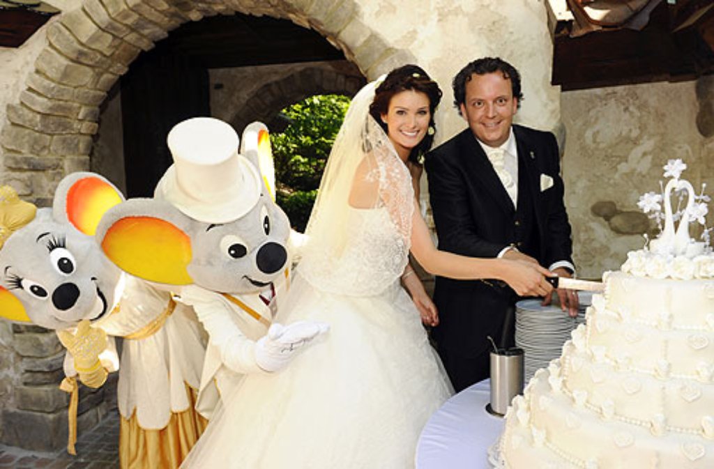 Feiern mit den Europa-Park-Mäusen: Miriam Ivancan und ihr Frischvermählter Michael Mack.