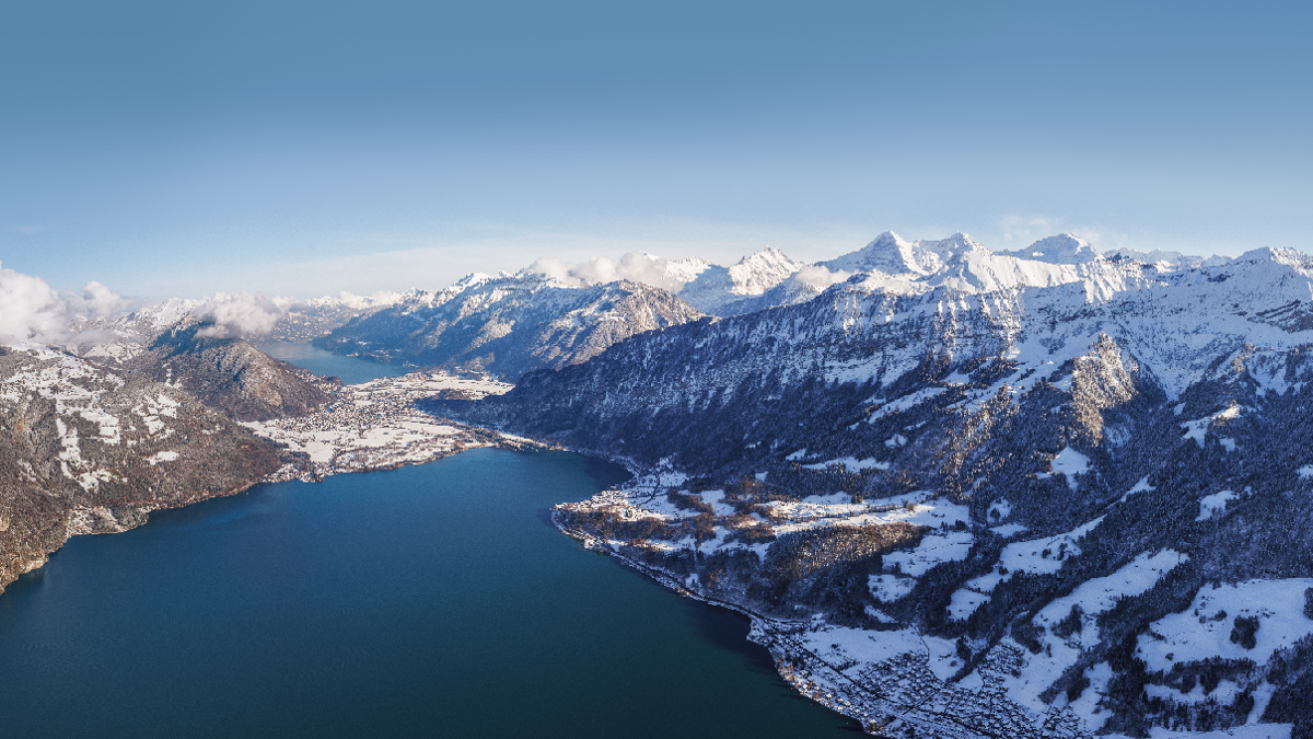 Traumhafte Winterlandschaft im Berner Oberland in der Schweiz: die Ferienregion Interlaken aus der Vogelperspektive.