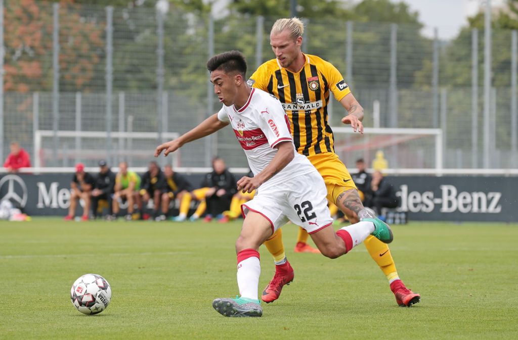 VfB-Neuzugang Nicolas Gonzalez (li.) und Kai Gehring von der SG Sonnenhof Großaspach sind am Freitag beim Drei-Ligen-Cup in der Mechatronik-Arena im Einsatz.