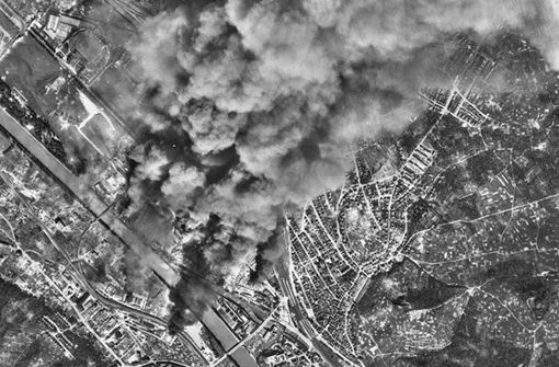 Stuttgart unter Beschuss: diese Aufnahme zeigt das Daimler-Benz-Werk in Untertürkheim 1944 nach einem Bombenangriff. Weitere Bilder von den Zerstörungen durch die alliierten Bombardements sehen Sie in der Bilderstrecke. Foto: KMBD/LGL