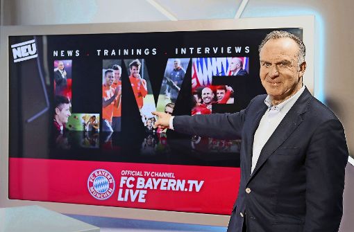 FCB-Vorstandschef Karl-Heinz Rummenigge  zeigt das neue TV-Format des Rekordmeisters. Foto: FC Bayern