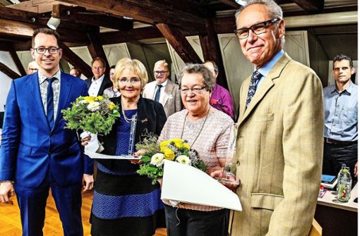 Bürgermeister Jan Trost ehrt Brigitte Wolf, sowie Helga und Manfred Widler (von links). Foto: KS-Images.de