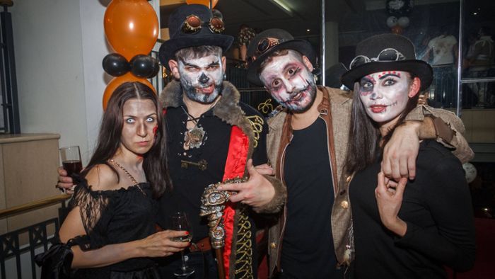 Gruselige Gestalten feiern bei Halloween-Party