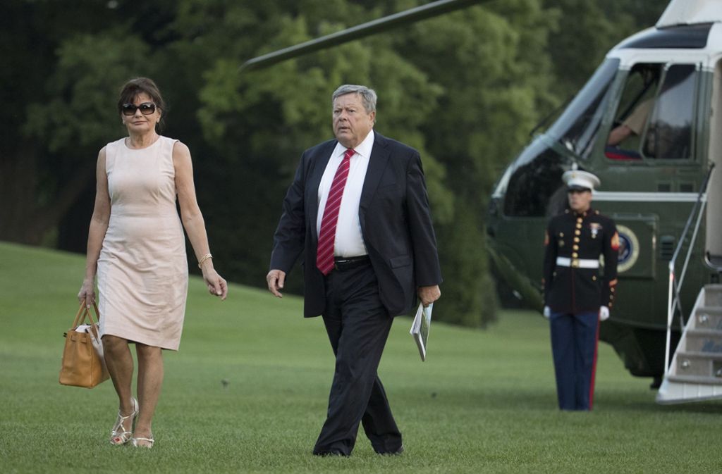 Viktor und Amalija Knav in der Öffentlichkeit eher selten auf – hier gehen am 11. Juni 2017 in Washington vom „Marine One“-Hubschrauber über den südlichen Teil des Gartens zum Weißen Haus. Foto: dpa