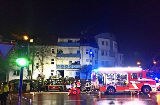Rund ein Dutzend Einsatzfahrzeuge waren am Montagabend an der  Ludwigsburger Straße vor Ort, weil im Erdgeschoss eines Mehrfamilienhauses ein Zimmer brannte. Foto: Chris Lederer