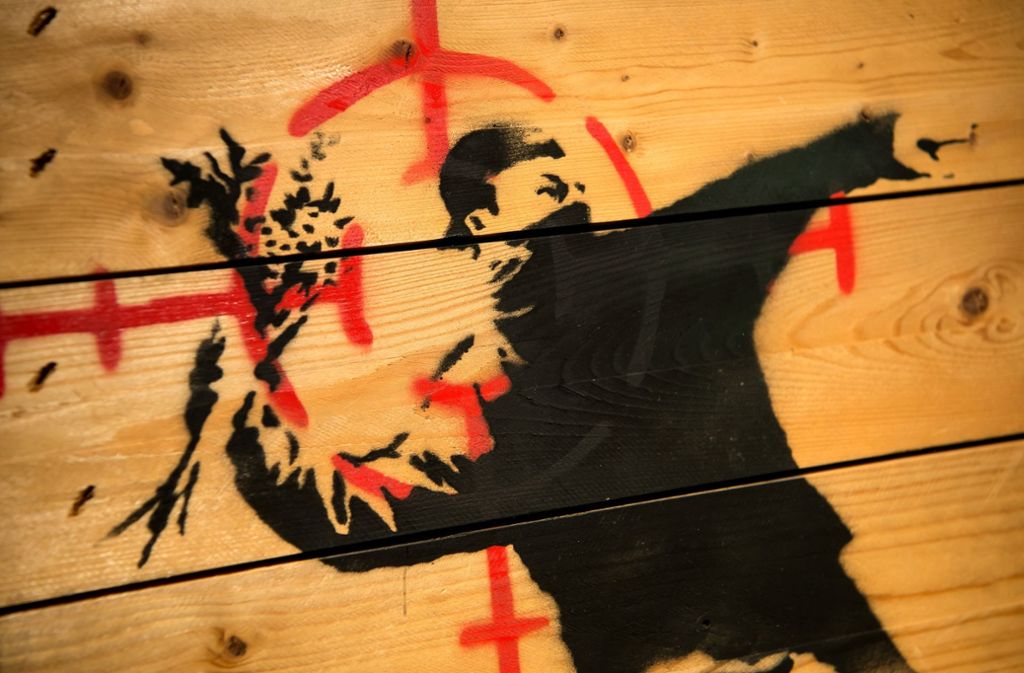 Straßenschlacht Im vergangenen Jahr wurden in Paris gleich mehrere Graffitis entdeckt, die dem britischen Streetart-Künstler Banksy zugeschrieben werden – darunter dieses Bild in der Nähe eines ehemaligen Zentrums für Migranten am nördlichen Rand der Stadt.