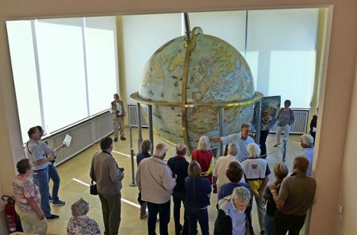 Die Gruppe hat auch den Gottorfer Globus besichtigt. Foto: TMV