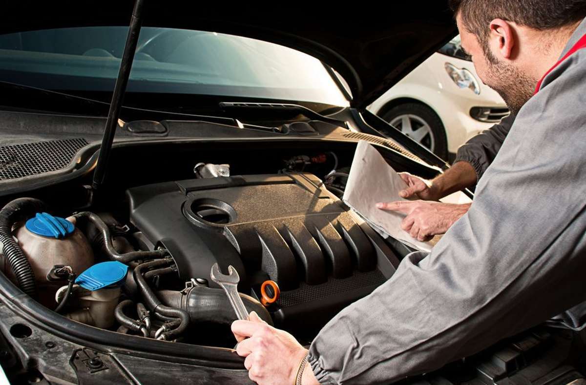 KFZ-Mechatroniker sind Spezialisten für Fahrzeuge und finden für jedes Problem eine Lösung.
