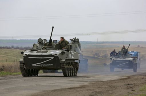 Russische Militärfahrzeuge fahren auf einer Autobahn in der Nähe von Mariupol Foto: dpa/Alexei Alexandrov