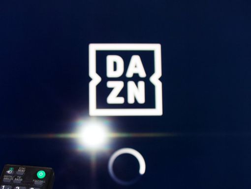 DAZN streamt künftig ausgewählte Spiele und Frauenfußball kostenlos. Foto: RaffMaster/Shutterstock