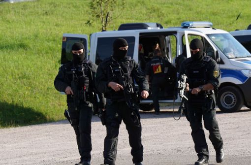 Drei vermummte und bewaffnete Polizisten sind im Einsatz in Oppenau. Foto: dpa/Sven Kohls