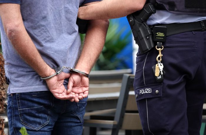 Verkehrskontrolle in Filderstadt: 46-Jähriger greift Polizisten an