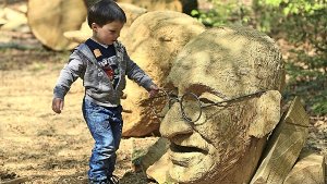 Ein kleiner Junge rückt Gandhis Brille zurecht Foto: Fischer
