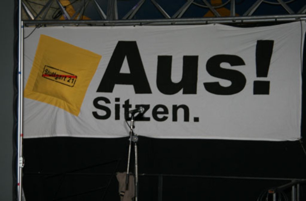 Aus! Sitzen. ist das Motto für die Sitzblockade gegen Stuttgart 21 am Montag und Dienstag. Dafür soll auf dem Camp schon mal geübt werden.