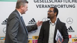 Cacau (erchts) mit Präsident Reinhard Grindel. Am Dienstag wurde er in Frankfurt am Main als neuer DFB-Integrationsbeauftragter vorgestellt. Foto: dpa