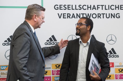 Cacau (erchts) mit Präsident Reinhard Grindel. Am Dienstag wurde er in Frankfurt am Main als neuer DFB-Integrationsbeauftragter vorgestellt. Foto: dpa
