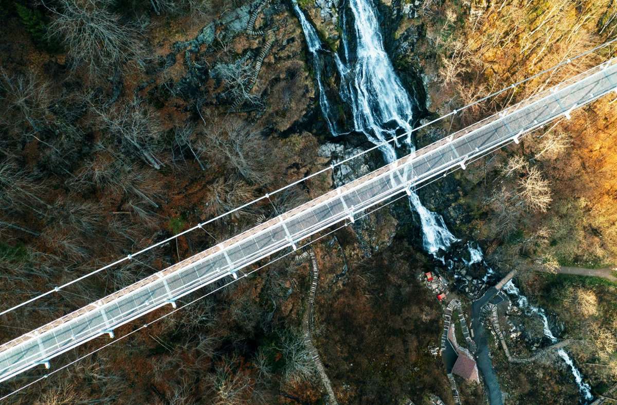Die gegenwärtig längste Hängebrücke im Land öffnet am Pfingstwochenende bei Todtnau und ermöglicht einen spektakulären Blick auf den dortigen Wasserfall, der zu den höchsten Naturwasserfällen in Deutschland gehört. Ist der Himmel nicht verhangen, gehört auch ein Alpenblick zum Erlebnis.