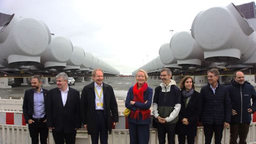 Umweltministerin Thekla Walker (mit rotem Schal) hat mit ihrer Delegation auch den Hafen von Esbjerg besucht – im Hintergrund lagern Dutzende riesiger Windrad-Teile für Offshore-Anlagen. Foto: Faltin