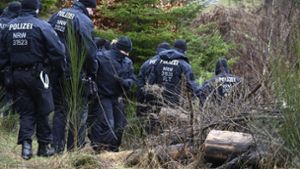 Polizisten sichern am Fundort der Leiche Spuren. Foto: dpa/Roberto Pfeil