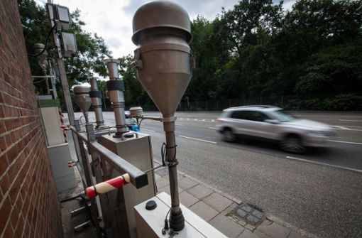 Die Messstelle am Stuttgarter Neckartor erfasst  die Konzentration verschiedener Luftschadstoffe. Foto: dpa