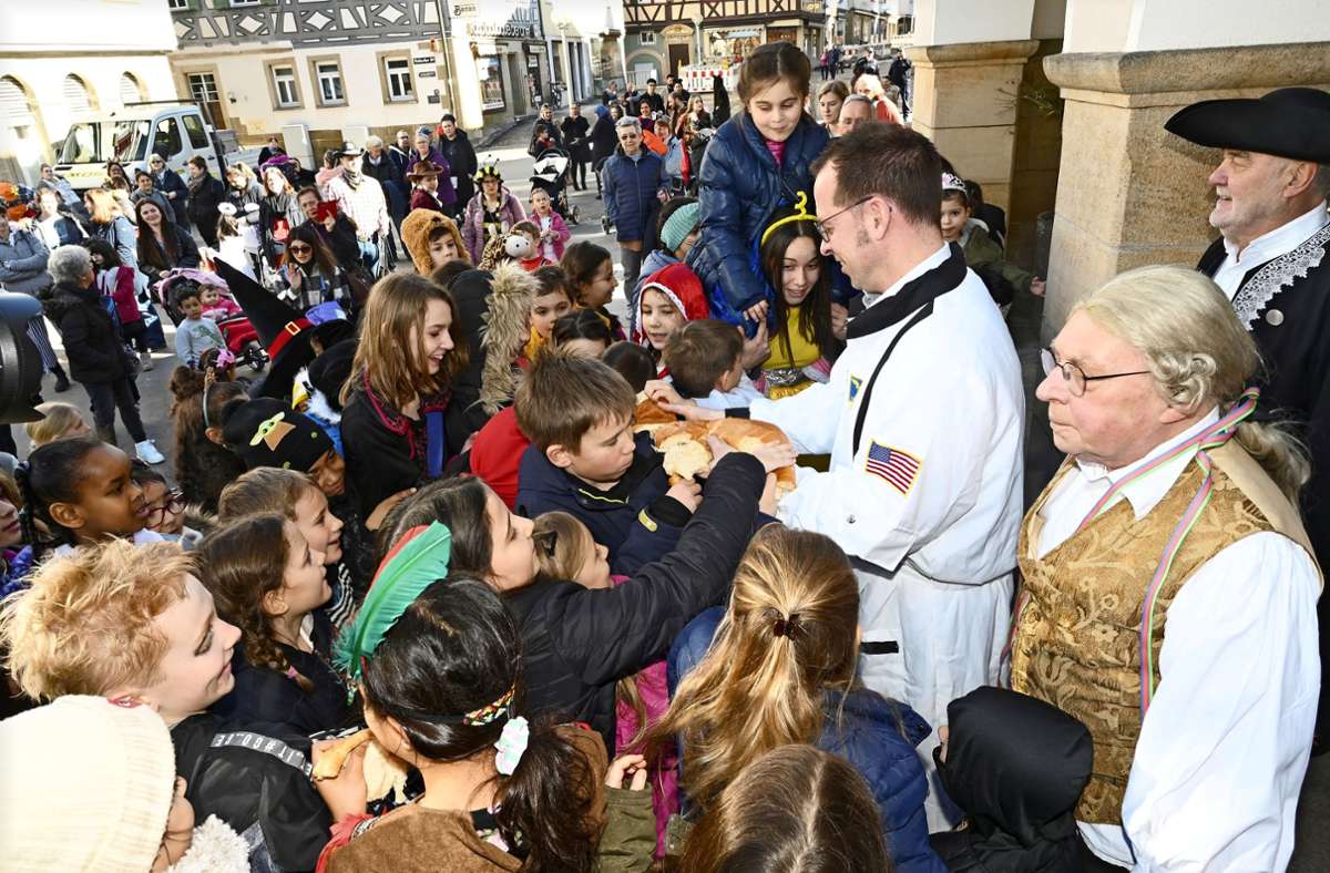 Der Marbacher Astronauten-Bürgermeister Jan Trost hat keine Chance beim Ansturm der Kinder. Foto: Werner Kuhnle