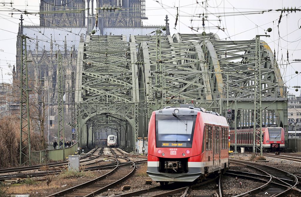 Die Meistbefahrene: Die Hohenzollernbrücke  in Köln ist  mit 1220 Zügen pro Tag die meistbefahrene Bahnbrücke  in Deutschland.