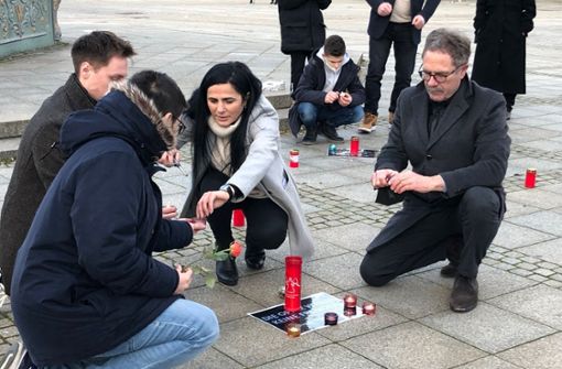Kerzen für die Opfer von Hanau sind am Samstag auf dem Ludwigsburger Marktplatz entzündet worden. Foto: Susanne Mathes