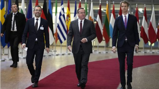 Verteidigungsminister Boris Pistorius (Mitte) auf dem Weg zum Treffen mit seinen EU-Kollegen in Brüssel. Foto: dpa/Virginia Mayo