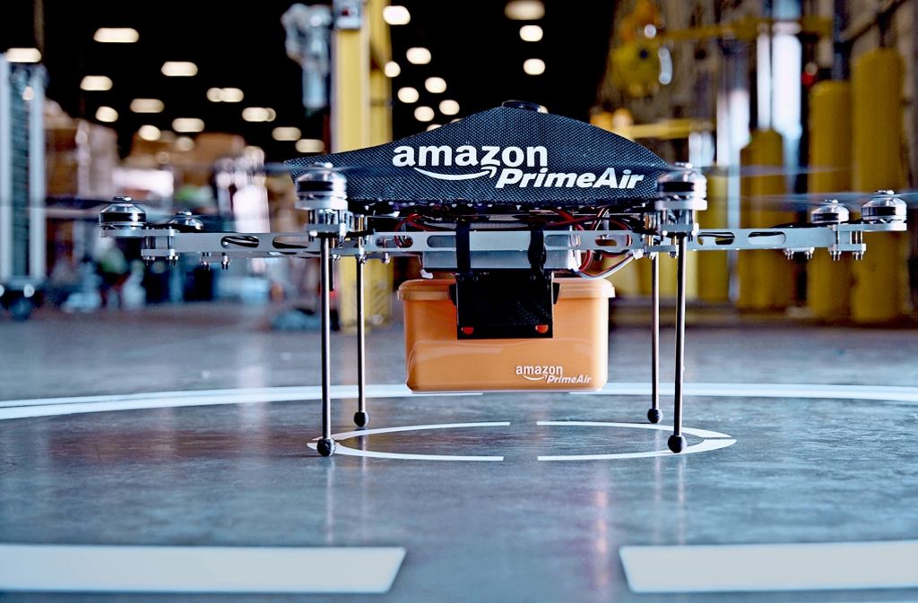 Versandhändler wie Amazon experimentieren mit der Paket-Auslieferung. Doch es gibt Gefahren: Rund 40-mal wurden 2016 an deutschen Flughäfen Drohnen gesichtet.