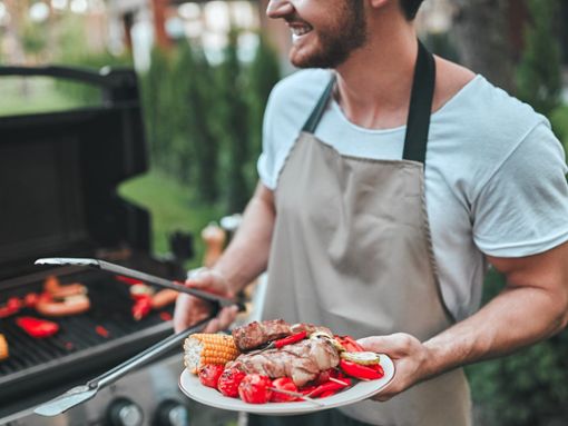 Der Geruch von gegrilltem Fleisch gehört für viele zum Sommer dazu. Foto: 4 PM production/Shutterstock.com