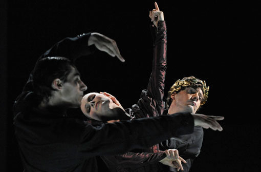 Eric Gauthier (re.) mit seinen Tänzern William Moragas und Isabelle Pollet-Villard (als Ottavia) und Eric Gauthier (als Nero) in Christian Spucks Poppea//Poppea Foto: dpa