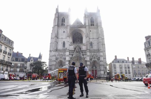 Der Brand in der Kathedrale ist unter Kontrolle. Die Ermittler schließen Brandstiftung nicht aus. Foto: AFP/SEBASTIEN SALOM-GOMIS