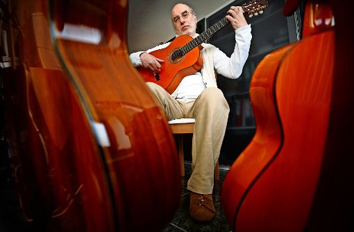 Gerhard Graf-Martinez an seiner Flamencogitarre – seine Leidenschaft seit mehr als 40 Jahren. Foto: Gottfried Stoppel