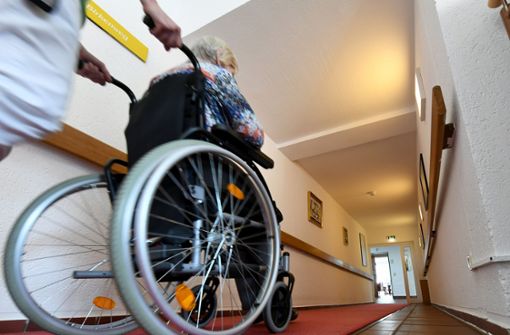 Mehr Personal in der Alten- und Krankenpflege will Bundesgesundheitsminister Jens Spahn mit einem Sofortprogramm     anlocken. Foto: dpa