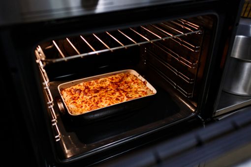 Zwischen 35 und 40 Minuten braucht die Lasagne. Foto: JKorotchenkova / shutterstock.com