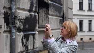 Bettina Kudla fotografiert am die beschädigte Fassade ihres Wahlkreisbüros in Leipzig. Foto: dpa-Zentralbild
