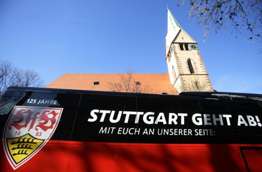 Auf dem Mannschaftsbus des VfB prangt noch der alte Slogan. Foto: Baumann