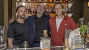 Der Berliner Bar-Star Filip Kaszubski (rechts) mit  Giovanni Giuffre  (links) und Ingo Hampf vom Easy Street in der Stuttgarter Altstadt. Foto: /Andreas Engelhard
