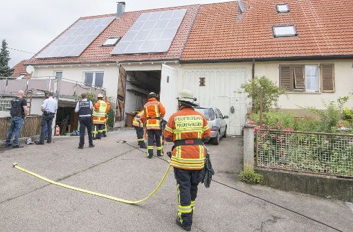 In Frickenhausen-Linsenhofen kommt es am Freitag zu einer Explosion in einer Garage. Mehrere Menschen werden verletzt. Foto: 7aktuell.de/Daniel Jüptner