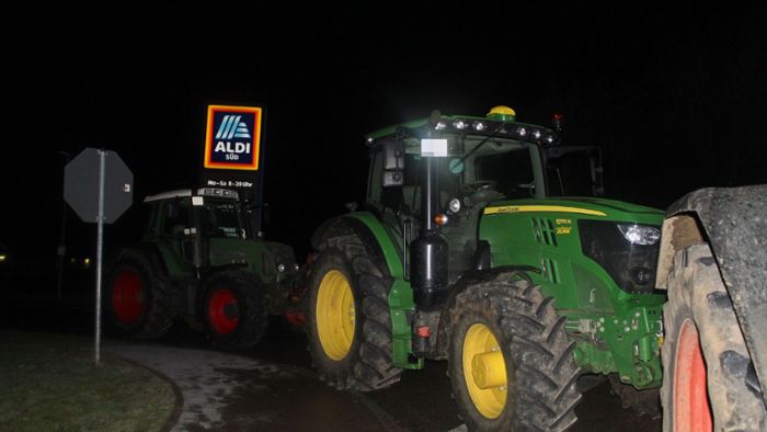 40 Landwirte blockieren Aldi-Lager in Aichtal