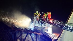 Vermutlich aufgrund von Feuerwerkskörpern ist es in der Silvesternacht zu einem Brand mit hohem Sachschaden an einer Gaststätte in Neuhausen auf den Fildern gekommen.  Foto: FRIEBE|PR/ Sven Friebe