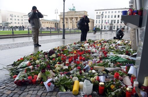 Blumen und Kerzen vor der französischen Botschaft in Berlin zum Gedenken an die Opfer: Die Terrorgruppe AL Kaida hat sich zum Anschlag auf die Zeitschrift Charlie Hebdo in Paris bekannt. Foto: dpa