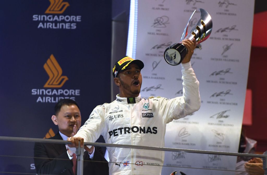 Mercedes_pilot Lewis Hamilton ist der große Sieger des Großen Preises von Singapur.
