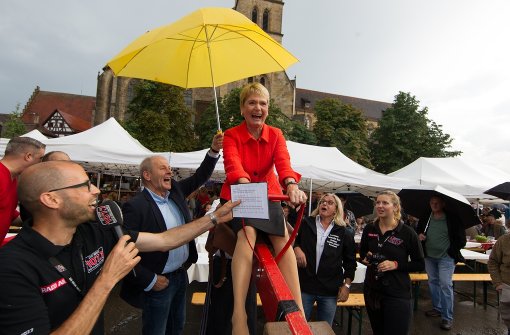 Die Staatssekretärin Friedlinde Gurr-Hirsch ist zur Eröffnung des Zwiebelfests für einen guten Zweck mit den beliebten Knollen aufgewogen worden. Foto: Christian Hass