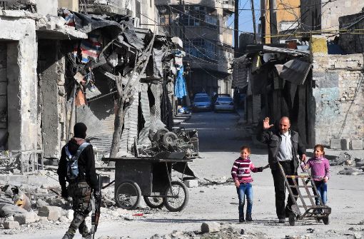 Bewohner der Altstadt von Aleppo begegnen einem Soldaten der syrischen Armee. Foto: AFP