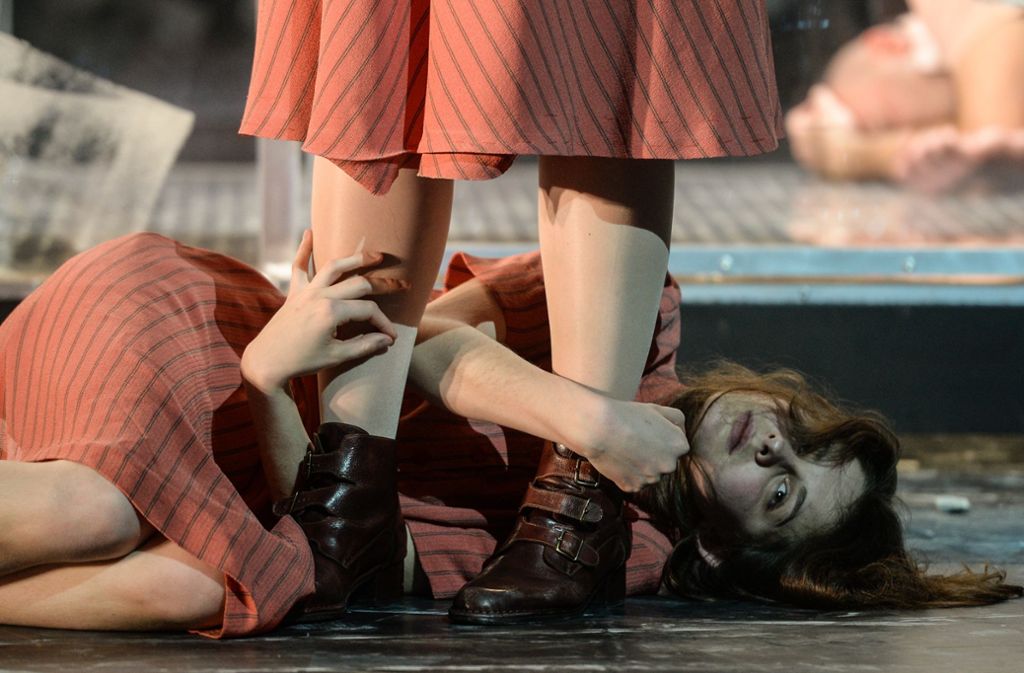 Sie klammert sich an die geniale Freundin: Lorena Handschin als Lila im Mannheimer Nationaltheater. Foto: Hans-Jörg Michel