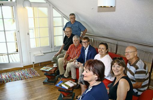 Das Lesecafé mit Bürgermeister Markus Kleemann und Büchereileiterin Suzana Krahl (Mitte) sowie Gemeinderäten Foto: Oliver von Schaewen