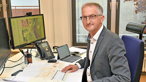 Ansgar Voorwold war elfeinhalb  Jahre lang der Ortsbaumeister in Aichwald. Zum Ende dieses Jahres verlässt er seinen Schreibtisch im Rathaus. Foto: Andreas Kaier
